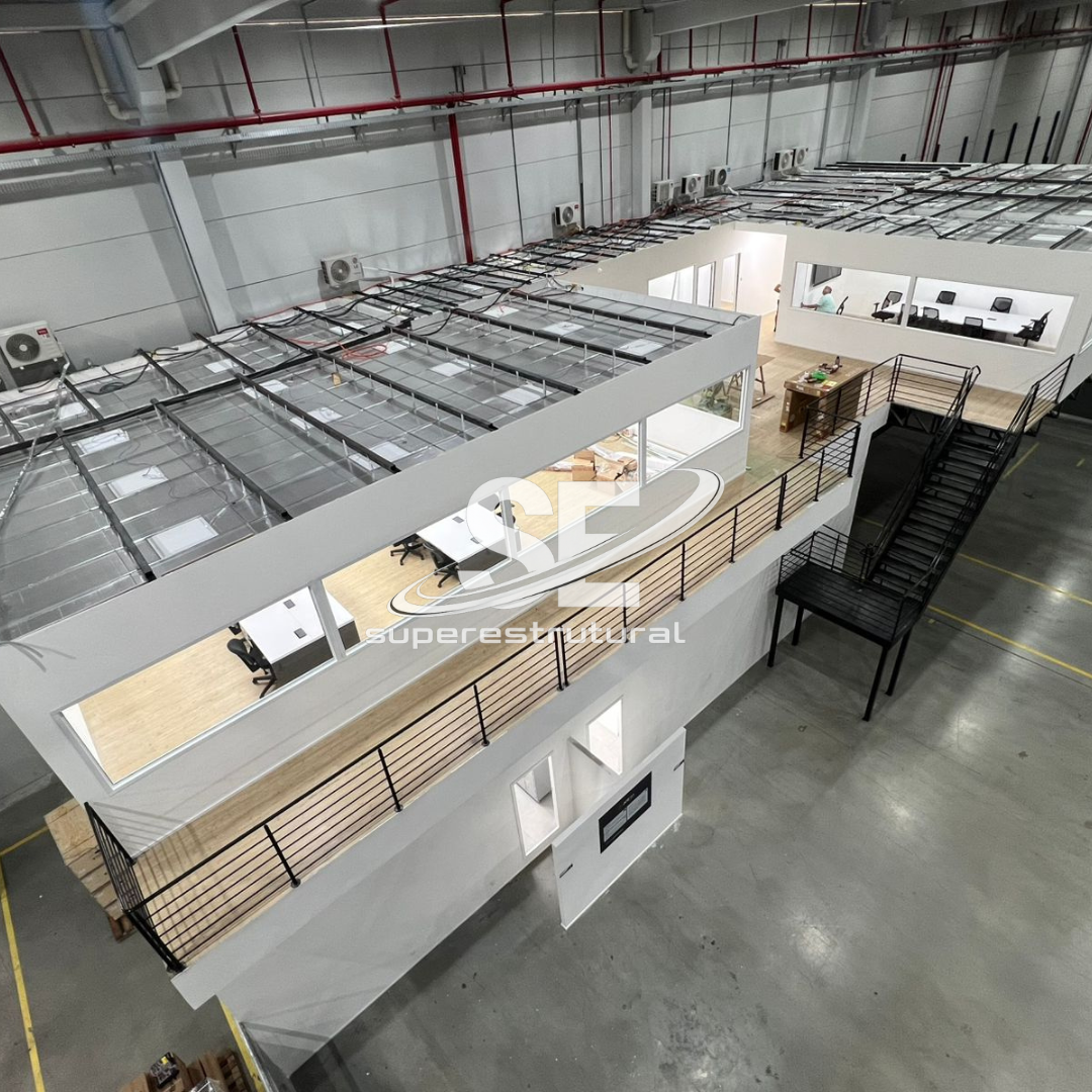 Mezanino metálico com escada em galpão industrial
