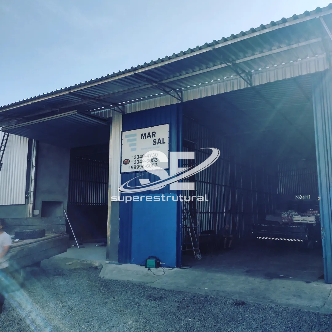 Galpão industrial com portão metálico executado pela Superestrutural